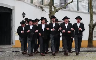 Португалски певци ободряваха приятелите на кохезията, но Борисов не бе там да ги послуша.