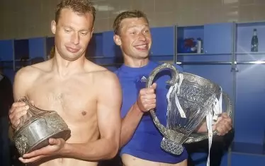 Близнаците Алексей и Василий Березуцкий показват без особено стеснение как са си "разделили" шампионската купа на Русия.