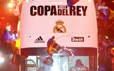 Футболистите на "Реал" ужасено гледат как Купата на краля на Испания е полетяла от автобуса, изтървана от Серхио Рамос, по време на тържествата след финала срещу "Барселона".