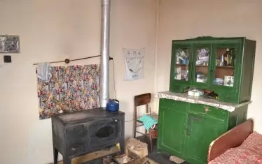 Дървен под, ковьорчета, стара печка, бюфет... - домът на дядо Яню също е жива история.