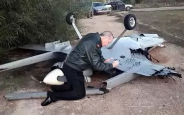 Подигравателен колаж показва сваления в Либия дрон и президента Ердоган, който се подписва върху него.