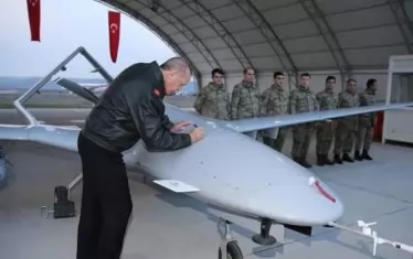 Турският президент Реджеп Ердоган се подписва върху дрон на церемония по предаването му на турските военновъздушни сили. 