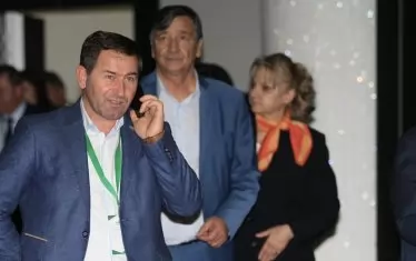  Кметът на Мадан е с високо самочувствие и не се притеснява от възнаграждението си. Градът наистина изглежда спретнато. 