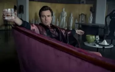 Юън Макгрегър е поредният карикатурен комиксов злодей.