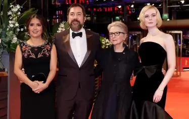 Салма Хайек, Хавиер Бардем и Ел Фанинг позират с режисьорката Сали Потър (с очилата) на премиерата на "Пътищата, които не поехме".