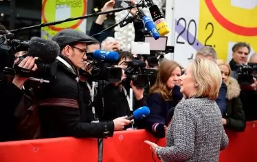 Хилари Клинтън предизвика в Берлин интерес, какъвто малко филмови звезди са успявали.