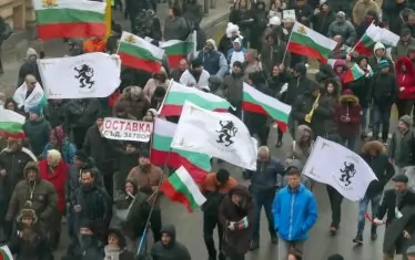 Знамената на "Възраждане" се веят на доста от протестите в България. Ако партията изиграе правилно картите си, ще влезе в НС.