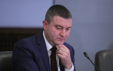 Владислав Горанов, 2020: "Нормално ли е да имате производител, складодържател и верига в едно?"
Владислав Горанов, 2015: "Режимът на акцизните и данъчните складове по-скоро облекчава конкуренцията, отколкото да я ограничава".