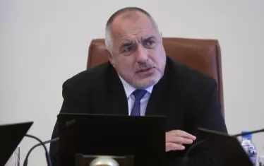 Борисов праща министри да посрещат ученици по летищата
