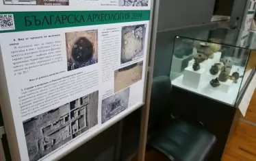  Информационни табла запознават посетителите с историята и контекста на експонатите от различните обекти. 