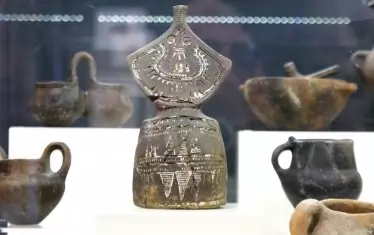  Антропоморфна богато украсена статуетка, късна бронзова епоха, от некропола до с. Балей. 