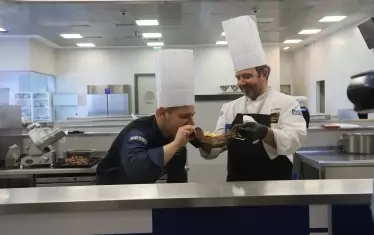 Готвачите от Метро Академия приготвят месо за дегустация