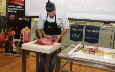 Шеф Джон Кадю показва видовете стекове
