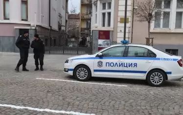 Месеци наред полицийски коли стояха пред офиса и дома на бизнесмена в центъра на София - сега вече ги няма.