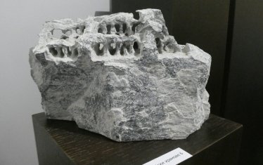 Иван Русев, „Индийски храмове 6“, 25-12-15 см, камък, серпантинит
„Той се държеше и живееше така, сякаш не знаеше, че е сред най-големите. Всъщност, както подобава на един голям талант, и изкуството му сякаш е направено без каквито и да е усилия. Стояне, гордея се, че бях един от твоите приятели!“