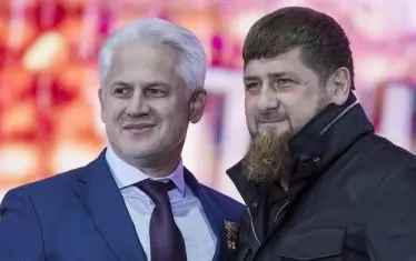 Муслим Хучиев (вляво) е най-близкият съратник на президента Рамзан Кадиров, когото замества, когато е болен