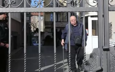 Христосков пред сградата на "Нове холдинг" днес.