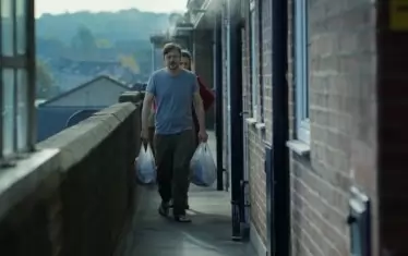 Героите на работническата класа, обитаващи мрачните предградия на Лондон - каквито сме свикнали да ги виждаме във филмите на Кен Лоуч и Майк Лий.