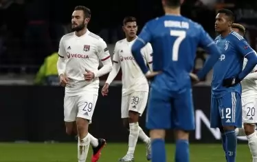 Суперзвездата на "Ювентус" Кристиано Роналдо (№7) гледа отчаяно с ръце на кръста как Люка Тусар (вляво) обикаля доволен след гола си за "Реал".
