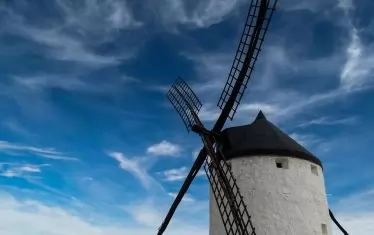 Като един Дон Кихот главният прокурор атакува ветрените мелници на политическото пустословие. 