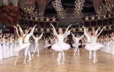 В официалното откриване както всяка година ще участват и балетистите на Виенската Щатсопера.