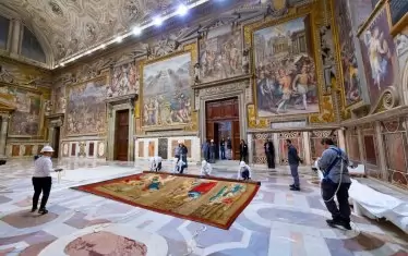 Гоблените са с размери 5 на 6 метра.