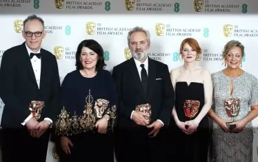  Сам Мендес (в средата) с част от екипа на "1917" и спечелените статуетки.