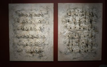 Станислав Памукчиев, „Начала“, 131/98см., акрил, глина, пепел/пл.
„Пътят към безграничното минава през лабиринта на непонятното, тайното, скритото. Минава там, където душата и духовната интуиция се опитват да проникнат и да познаят местата, на които са били. Стоян ни води през тези закрити пространства със силата на своето интуитивно провиждане и естетически максимализъм.“