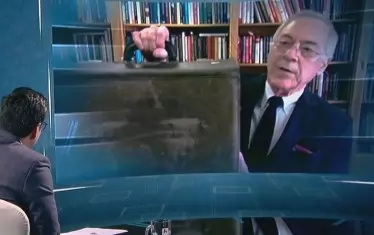 Стив Ханке изигра ефектен тв етюд със стар куфар, в който през 90-те години донесъл на президента Стоянов документи, уличаващи тогавашното правителство в корупция. Твърдението му остана непотвърдено.