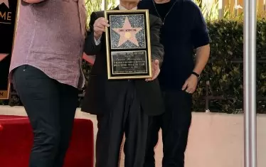 Магнатът (вдясно) с Куентин Тарантино и Енио Мориконе на Алеята на славата в Холивуд. 