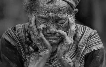 Народе???? Защо блъскаш бабички. 