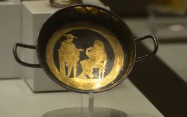  Киликс, сребро с позлата, 420 г. пр. Хр. Жена, седнала на стол и Хермес Психопомп, облегнат на стела  