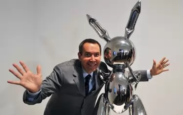  Джеф Кунс и неговият стоманен „Заек” с височина 1,04 метра, продаден на търг на „Кристис” за малко над 91 млн. долара (около 81,2 милиона евро), рекордна цена за работата на  жив художник.