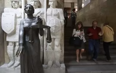  Предпазната маска на Темида й пречи и да говори. Съдът вече действа като трибунал - на тъмно и тайно и не дава обяснения.