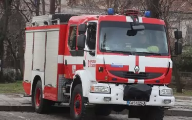 Пожарникари спасиха 4 деца в изоставена сграда в София
