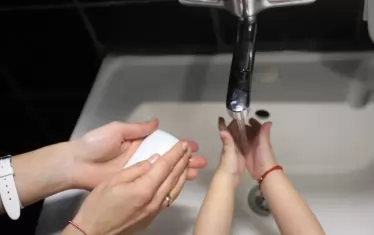 В 85-90% от случаите COVID-19 идва от мръсни ръце