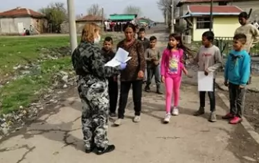 Директорката на ОУ "Л.Каравелов" в село Узунджово Валя Димитрова е благодарна за светкавичната експедитивност на РУО-Хасково, което им е помогнало за старта на дистанционното обучение, както и на просветния министър Красимир Вълчев, предоставил 3 лаптопа на учителите, които нямат подобни устройства и досега са ползвали такива назаем от приятели.