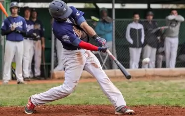 Звездата на българския бейзбол Димитър Насъпов изстрелва топката с "Е7" за поредния си хоумрън в българското първенство.