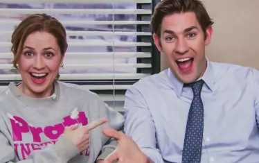 „Офисът” (на снимката: Джена Фишър и Джон Красински) стана най-успешният сериал на „Нетфликс” за 2018 г.