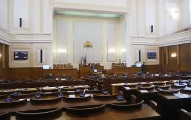 Обичайното депутатско присъствие на парламентарния контрол е толкова рехаво, че спазването на здравните предписания не е проблем.