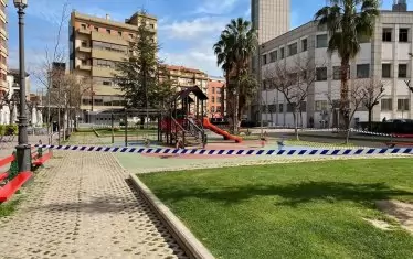  Детските площадки са оградени с ленти