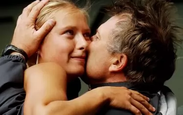 Маша е в обятията на щастливия татко Юрий след паметния двубой на централния корт в "Ол Ингланд клъб".