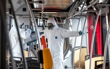  Санитарни служители правят щателно дезинфекциране на градския транспорт в Прага