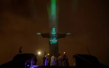 Статуята на Исус край Рио де Жанейро, Бразилия, беше залята със светлина като знак на солидарност с болните по света.