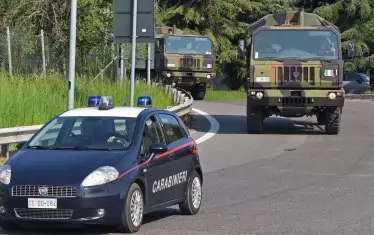  В Бергамо, където ограничителните мерки не се спазваха дълго време, болниците са претоварени, а починалите се извозват с военни камиони
