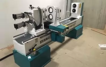 Новият CNC струг за дърво, който подпомага ръчната изработка на "Е7".