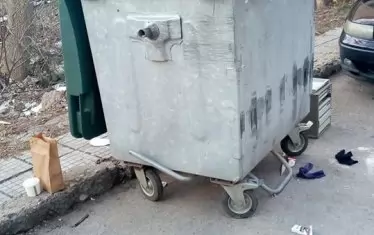 Жител на "Лозенец" съобщи във Фейсбук, че от три дни контейнерите за смет по ул. "Бунтовник" са препълнени