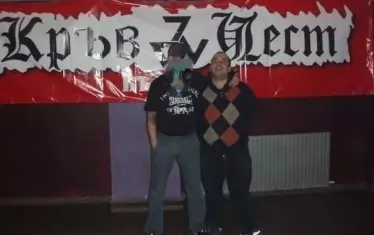 Човекът, за когото "Демократична България твърди, че е Георги Желязков, пред знаме на "Кръв и чест".