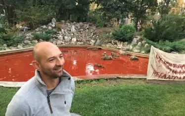 Скулпторът пред инсталацията си „Честит 9.IX.1944 г., неблагодарници“.