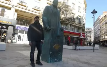 С паметника от бъдещето - Бойко Борисов със светещи очи. 